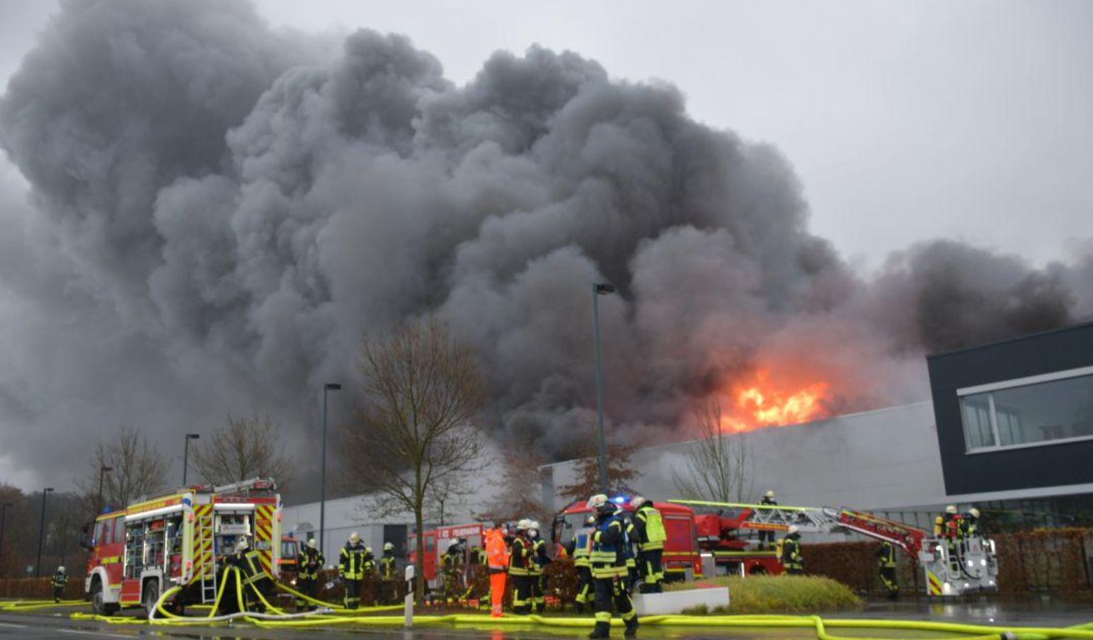 Großbrand zerstört Halle von Möbelhersteller